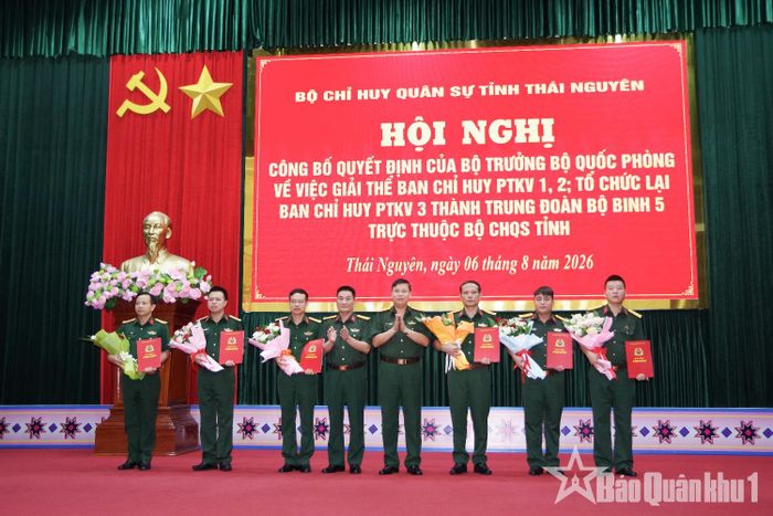 Lãnh đạo Bộ Chỉ huy quân sự tỉnh Thái Nguyên trao quyết định thành lập Đảng bộ Trung đoàn bộ binh 5. Ảnh: Báo Quân khu 1.