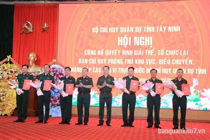 Trao quyết định cho Ban Chỉ huy Trung đoàn bộ binh 42. Ảnh Báo Quân khu 7