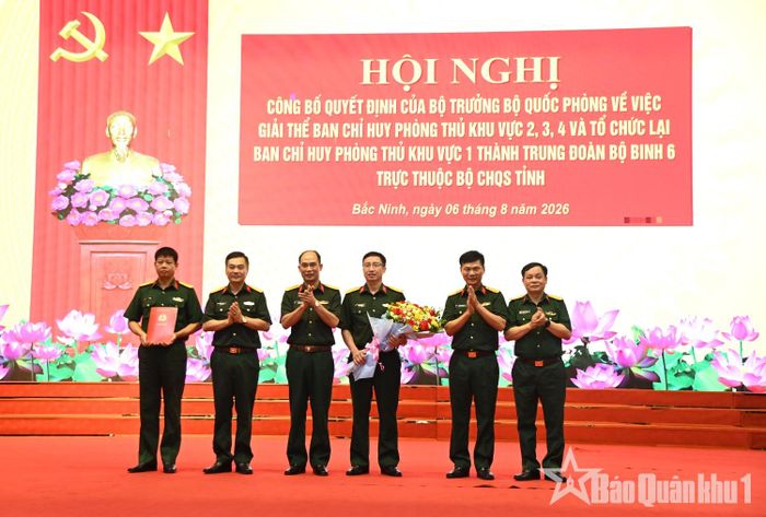 Lãnh đạo Bộ Chỉ huy quân sự tỉnh Bắc Ninh trao Quyết định thành lập Đảng bộ Trung đoàn bộ binh 6, nhiệm kỳ 2025-2030. Ảnh: Báo Quân khu 1.