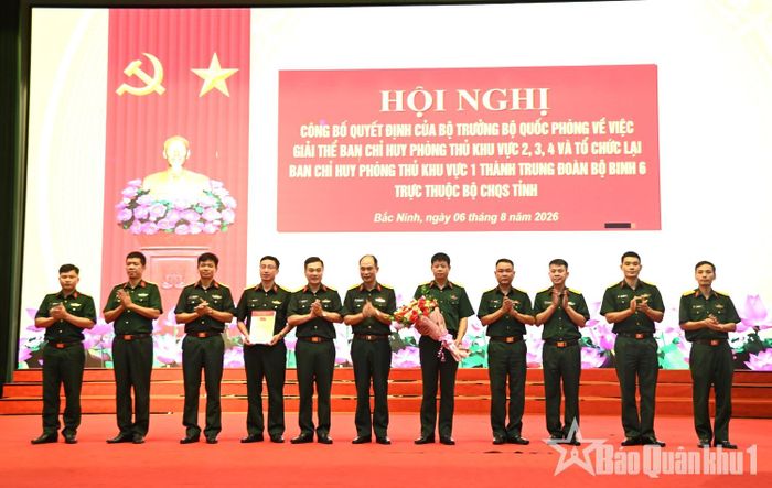 Lãnh đạo Bộ Chỉ huy quân sự tỉnh Bắc Ninh chúc mừng, động viên cán bộ chỉ huy Trung đoàn bộ binh 6. Ảnh: Báo Quân khu 1.