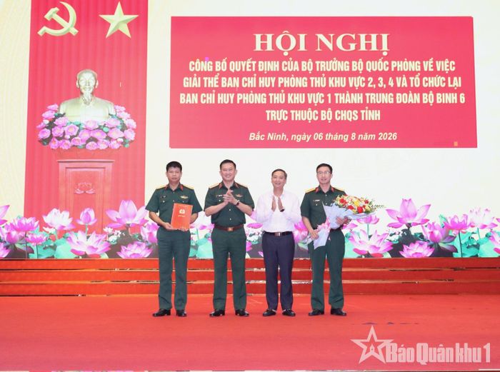 Trung tướng La Công Phương và đồng chí Nguyễn Việt Oanh, Phó Bí thư Tỉnh ủy, Chủ tịch HĐND tỉnh Bắc Ninh trao quyết định thành lập Trung đoàn Bộ binh 6 (Bộ Chỉ huy quân sự tỉnh Bắc Ninh). Ảnh: Báo Quân khu 1.