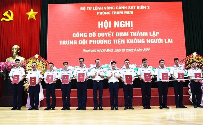 Bộ tư lệnh Vùng Cảnh sát biển 3 tổ chức công bố Quyết định của Tổng Tham mưu trưởng về việc thành lập Trung đội Phương tiện không người lái. Ảnh Báo QĐND