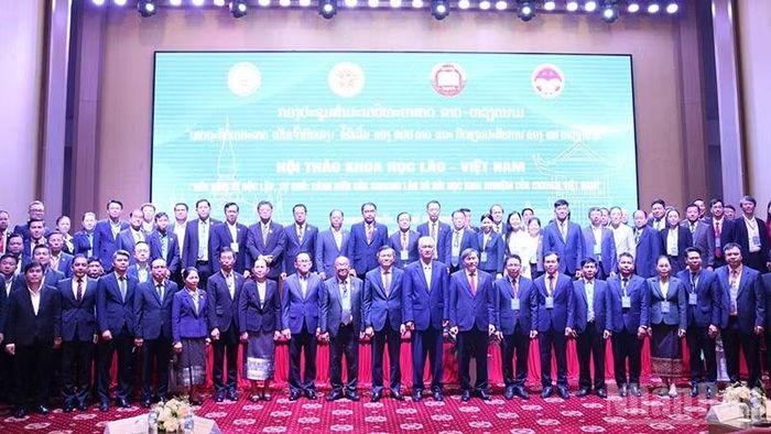Các đại biểu chụp ảnh lưu niệm tại hội thảo. (Ảnh: DUY TOÀN)