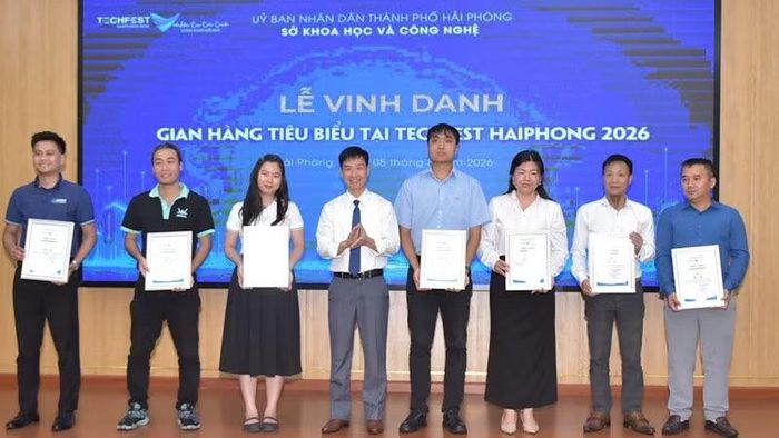 Ban tổ chức vinh danh các gian hàng tiêu biểu tại Techfest HaiPhong 2026. (Ảnh: XUÂN TRƯỜNG)