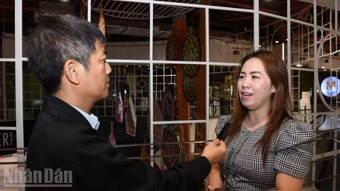 Bà Kim Phượng, Giám đốc Công ty Thai Sun Travel &amp; Transport trả lời phỏng vấn phóng viên Báo Nhân Dân thường trú tại Thái Lan. (Ảnh: MINH THẮNG)