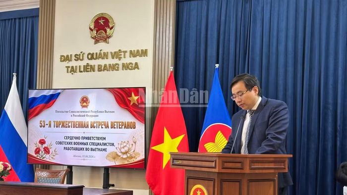 Ông Đoàn Khắc Hoàng, Tham tán Công sứ, Đại biện lâm thời Việt Nam tại Nga phát biểu ý kiến tại cuộc gặp mặt. (Ảnh: THÙY VÂN)