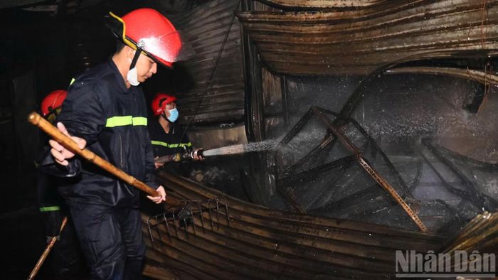 Lực lượng chữa cháy tiếp cận bên trong ki-ốt.