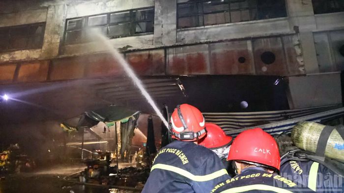 Sau khi khống chế lửa cháy lan, lực lượng chức năng phun nước dập tắt hoàn toàn đám cháy.