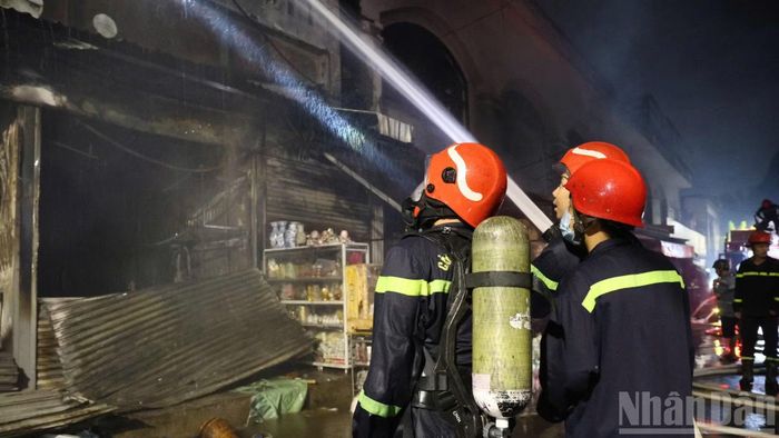 Đám cháy được dập tắt hoàn toàn sau 3 giờ kể từ khi lực lượng chức năng có mặt tại hiện trường.