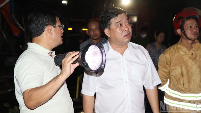 Phó Chủ tịch Ủy ban nhân dân thành phố Đồng Nai Hồ Văn Hà cùng lãnh đạo Công an thành phố chỉ đạo công tác chữa cháy tại hiện trường.