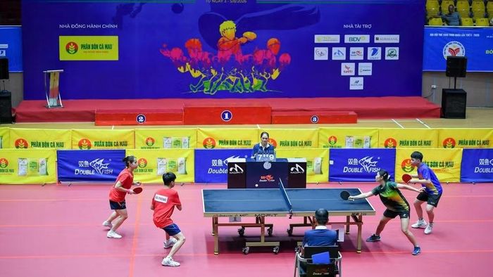 Trận chung kết giữa đội Quân đội 1 và Hải Phòng 2 ở nội dung đồng đội hỗn hợp Giải bóng bàn toàn quốc Báo Nhân Dân mở rộng năm 2026. (Ảnh: THẾ ĐẠI)