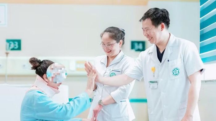 Chỉ sau 48 giờ, người bệnh đã có thể tự nhấc và cử động hai chân.