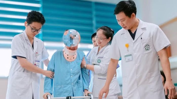 Bệnh nhân tập đi lại. (Ảnh: BVCC)