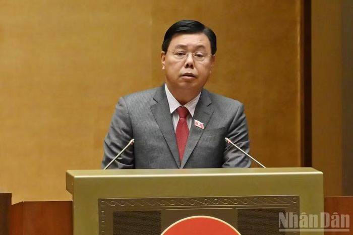 Bộ trưởng Nội vụ Nguyễn Tiến Hải trình bày tờ trình. (Ảnh: THỦY NGUYÊN)