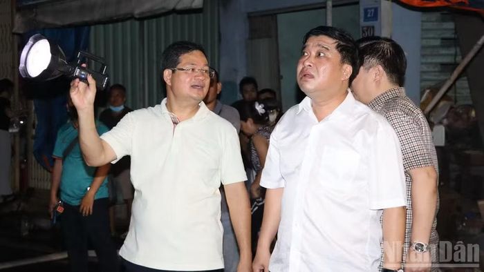 Đại tá Trần Anh Sơn, Phó Giám đốc Công an thành phố Đồng Nai báo cáo sơ bộ vụ cháy với lãnh đạo thành phố Đồng Nai tại hiện trường tối 5/8.