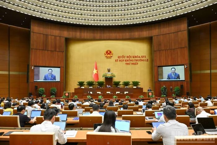 Quang cảnh phiên họp ở hội trường sáng 6/8. (Ảnh: THỦY NGUYÊN)