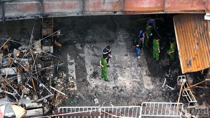 Lực lượng Công an thành phố Đồng Nai tiến hành khám nghiệm hiện trường, điều tra làm rõ nguyên nhân vụ cháy.