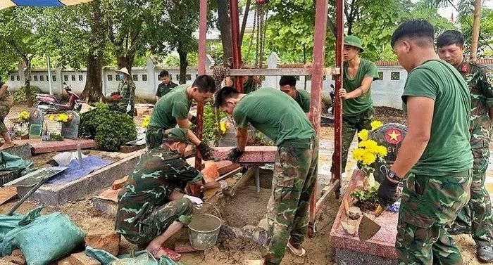 Cán bộ, chiến sĩ Bộ Chỉ huy quân sự tỉnh Điện Biên dùng ba-lăng xích nhấc mặt các phần mộ để khai quật, lấy mẫu.