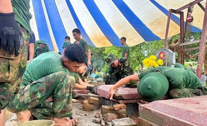 Cán bộ, chiến sĩ Bộ Chỉ huy quân sự tỉnh Điện Biên hoàn nguyên các phần mộ sau lấy mẫu.