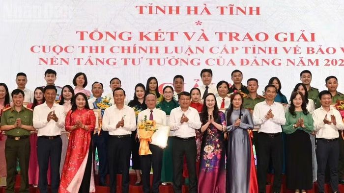 Các đồng chí đại diện lãnh đạo tỉnh trao giải cho các tác giả, nhóm tác giả đạt giải tại cuộc thi.
