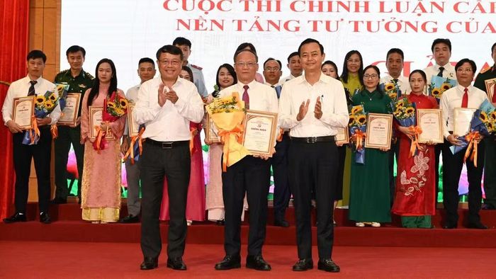 Đại diện lãnh đạo tỉnh trao giải A cho tác giả Thái Văn Sinh.