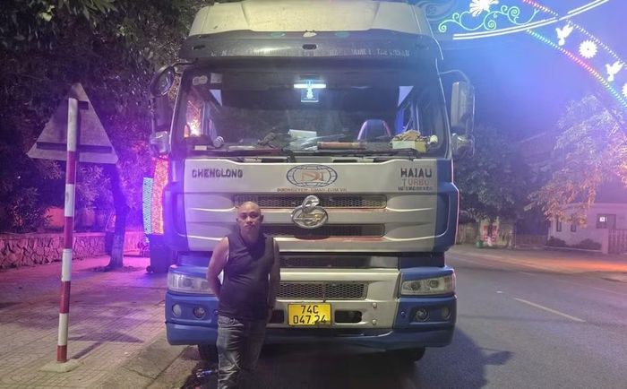 Các đối tượng và phương tiện tham gia vận chuyển trái phép hàng hóa qua biên giới. (Ảnh: Công an tỉnh Quảng Trị)
