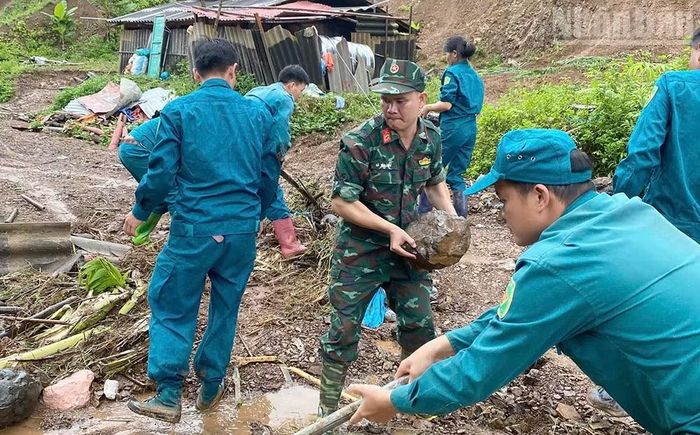 Các lực lượng tham gia hỗ trợ khắc phục tại các điểm sạt lở trên tuyến Quốc lộ 6 đoạn qua xã Muổi Nọi.