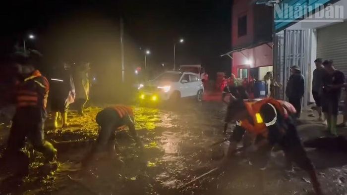 Các lực lượng được huy động khắc phục sạt lở tại các khu vực có người dân.