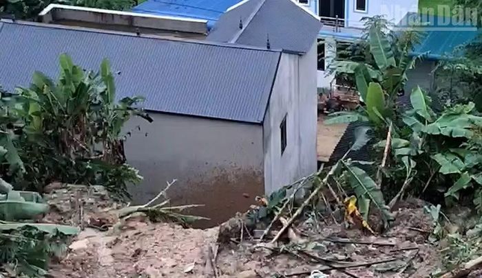 Nhiều hộ dân phải di dời khẩn cấp trong đêm trước nguy cơ sạt lở ảnh hưởng đến tài sản và người.