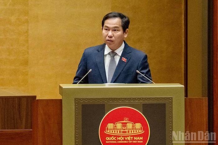 Ủy viên Ủy ban Thường vụ Quốc hội, Tổng Thư ký Quốc hội, Chủ nhiệm Văn phòng Quốc hội Lê Quang Mạnh trình bày Tờ trình dự thảo Nghị quyết. (Ảnh: THỦY NGUYÊN)