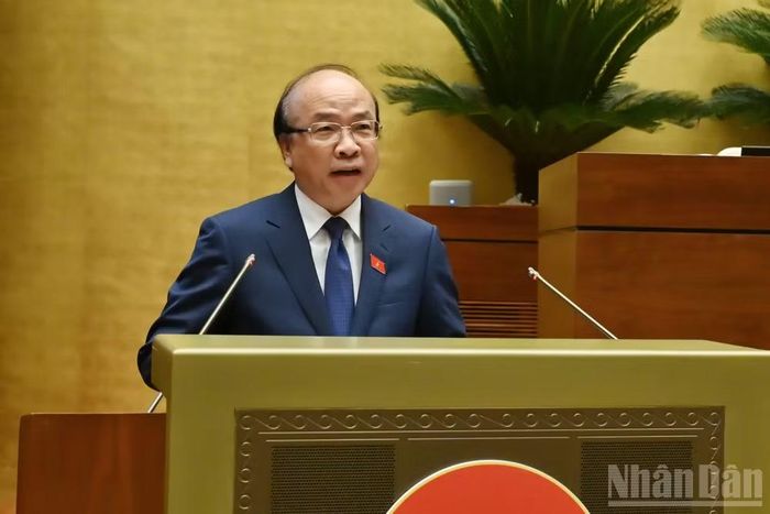 Chủ nhiệm Ủy ban Pháp luật và Tư pháp Phan Chí Hiếu trình bày Báo cáo thẩm tra dự án Nghị quyết. (Ảnh: THỦY NGUYÊN)