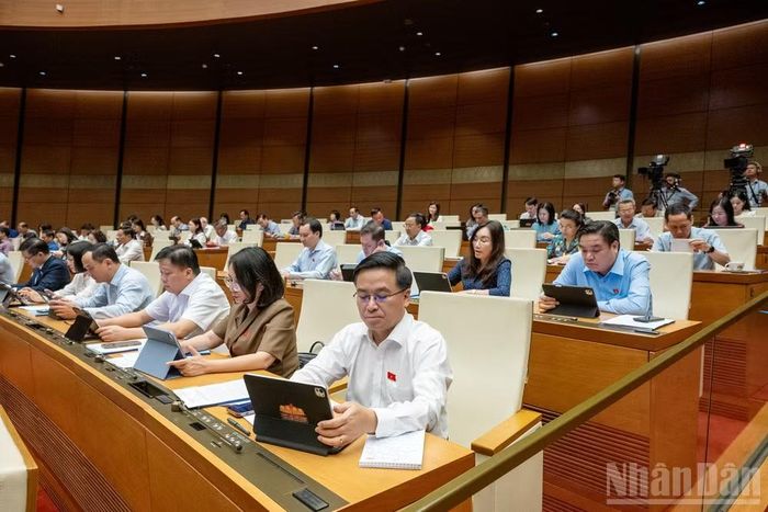 Đại biểu Quốc hội làm việc tại hội trường. (Ảnh: THỦY NGUYÊN)