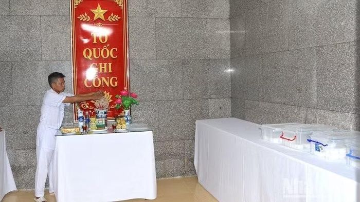 Hằng ngày, các cán bộ được giao nhiệm vụ tiếp nhận và bảo quản mẫu hài cốt liệt sĩ dâng hương, dâng hoa tri ân các Anh hùng liệt sĩ.