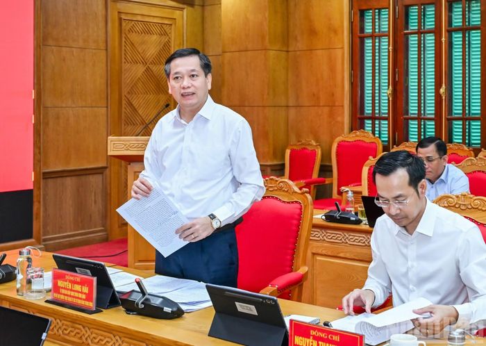 Phó Bí thư Thường trực Đảng ủy các cơ quan Đảng Trung ương Nguyễn Long Hải trình bày báo cáo tại hội nghị. (Ảnh: DUY LINH)