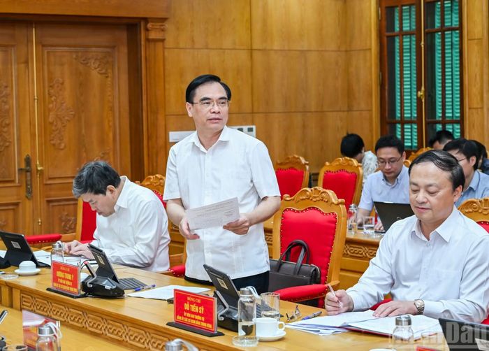 Tổng Biên tập Tạp chí Cộng sản Dương Trung Ý phát biểu tại hội nghị. (Ảnh: DUY LINH)