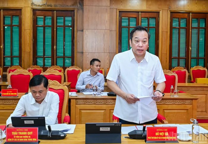 Phó Bí thư chuyên trách Đảng ủy các cơ quan Đảng Trung ương Đỗ Việt Hà trình bày báo cáo tại hội nghị. (Ảnh: DUY LINH)