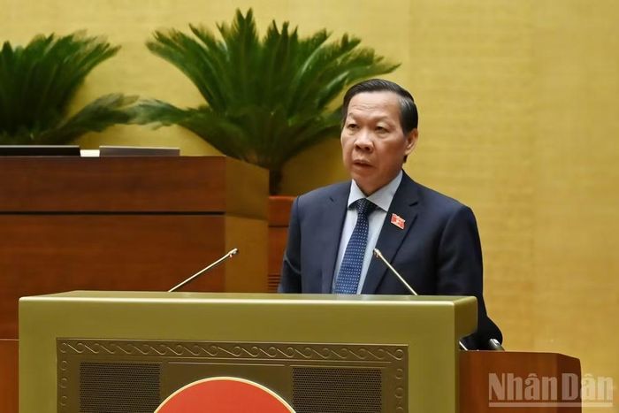 Chủ nhiệm Ủy ban Kinh tế và Tài chính Phan Văn Mãi trình bày báo cáo thẩm tra.