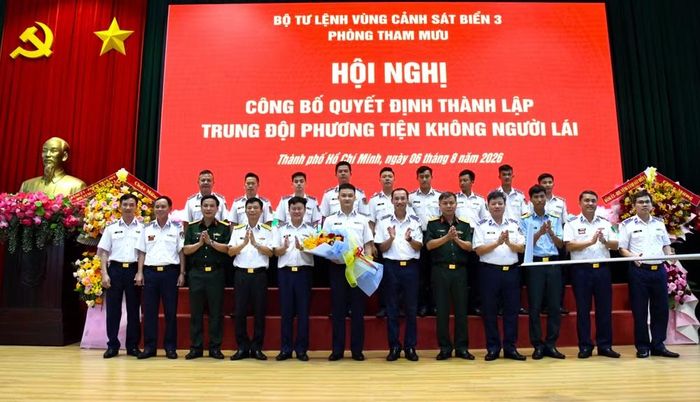 Các đơn vị quân đội chụp ảnh với Bộ Tư lệnh Vùng Cảnh sát biển 3 trong ngày công bố quyết định thành lập Trung đội phương tiện không người lái. (Ảnh: Vùng Cảnh sát biển 3 cung cấp)