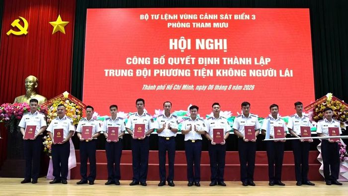 Thủ trưởng Bộ Tư lệnh Vùng Cảnh sát biển 3 trao các quyết định thành lập và nhân sự cho Trung đội phương tiện không người lái. (Ảnh: Vùng Cảnh sát 3 cung cấp)
