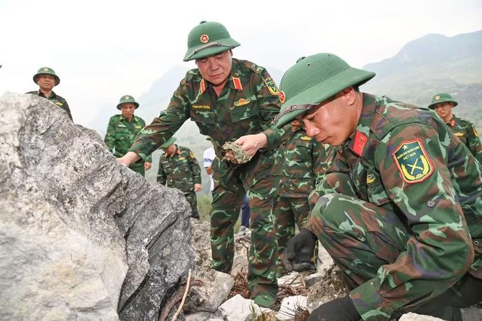 Trung tướng Phạm Đức Duyên, Bí thư Đảng ủy, Chính ủy Quân khu 2 chỉ đạo lớp tập huấn về công tác tìm kiếm, quy tập HCLS tại điểm cao 211, xã Thanh Thủy, tỉnh Tuyên Quang. (Ảnh: HOÀNG TRUNG)