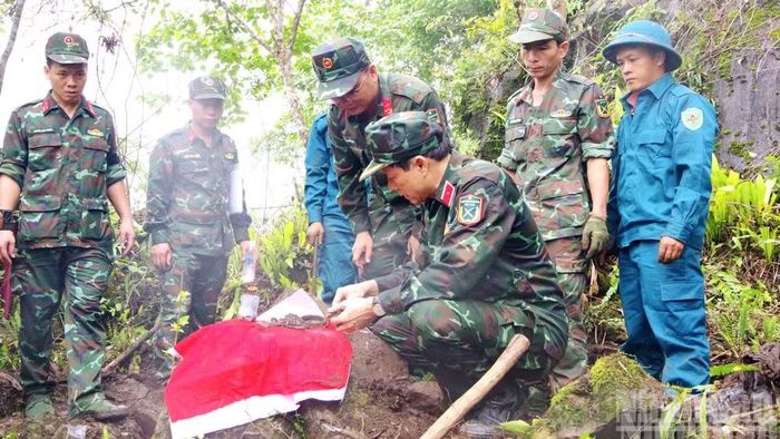 Thiếu tướng Nguyễn Hồng Thái, Phó Chính ủy Quân khu 2, Trưởng Ban chỉ đạo Quân khu 2 về tìm kiếm, quy tập và xác định danh tính hài cốt liệt sĩ kiểm tra, chỉ đạo công tác tìm kiếm, quy tập hài cốt liệt sĩ. (Ảnh: HOÀNG TRUNG)