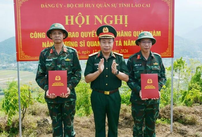 Thiếu tướng Nguyễn Ngọc Ngân, Phó Chủ nhiệm Chính trị Quân khu 2 trao quyết định thăng quân hàm cho cán bộ Đội tìm kiếm, quy tập hài cốt liệt sĩ, Bộ Chỉ huy Quân sự tỉnh Lào Cai đang thực hiện nhiệm vụ tại điểm cao 350B. (Ảnh: HOÀNG TRUNG)