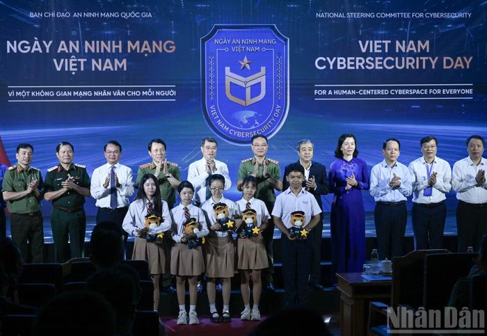 Thủ tướng Lê Minh Hưng và các đại biểu tham dự Lễ phát động hưởng ứng Ngày An ninh mạng Việt Nam.