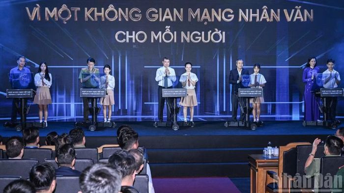 Thủ tướng Lê Minh Hưng và các đại biểu thực hiện nghi thức phát động hưởng ứng Ngày An ninh mạng Việt Nam.