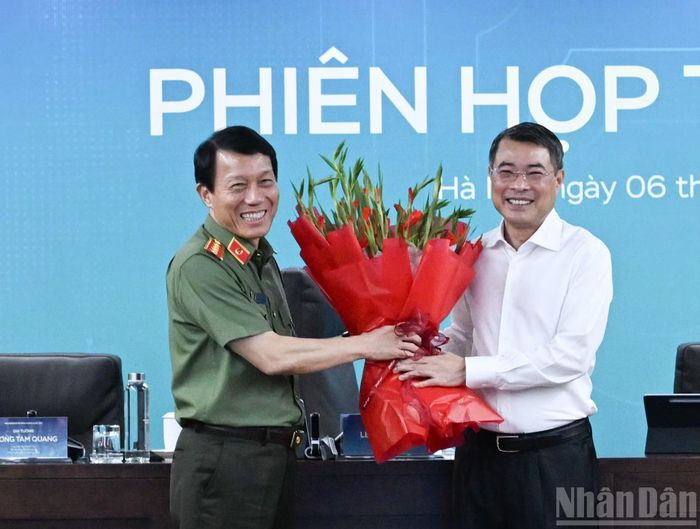 Đại tướng Lương Tam Quang, Bộ trưởng Công an, Phó Trưởng Ban Thường trực Ban Chỉ đạo An ninh mạng quốc gia tặng hoa chúc mừng Thủ tướng Lê Minh Hưng, Trưởng Ban Chỉ đạo An ninh mạng quốc gia.