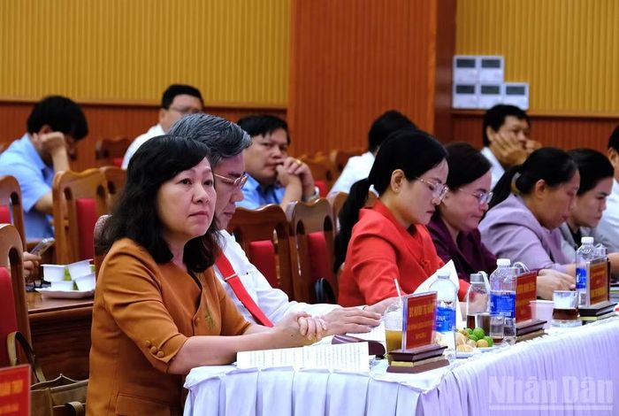 Đồng chí Huỳnh Thị Hằng, Phó Bí thư Thành ủy, Chủ tịch Ủy ban Mặt trận Tổ quốc Việt Nam thành phố Đồng Nai và các đại biểu dự hội nghị.