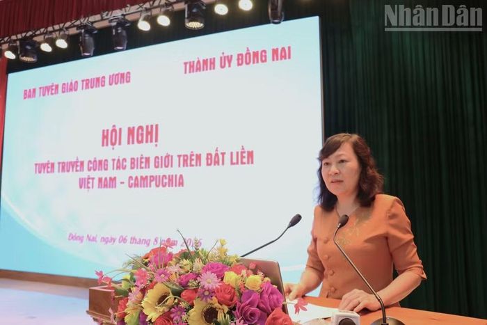 Đồng chí Huỳnh Thị Hằng, Phó Bí thư Thành ủy, Chủ tịch Ủy ban Mặt trận Tổ quốc Việt Nam thành phố Đồng Nai phát biểu tại hội nghị.