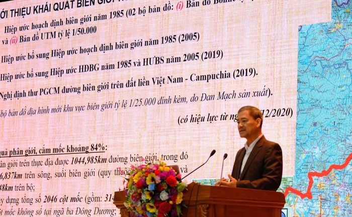 Báo cáo viên trao đổi về quan hệ Việt Nam-Campuchia.