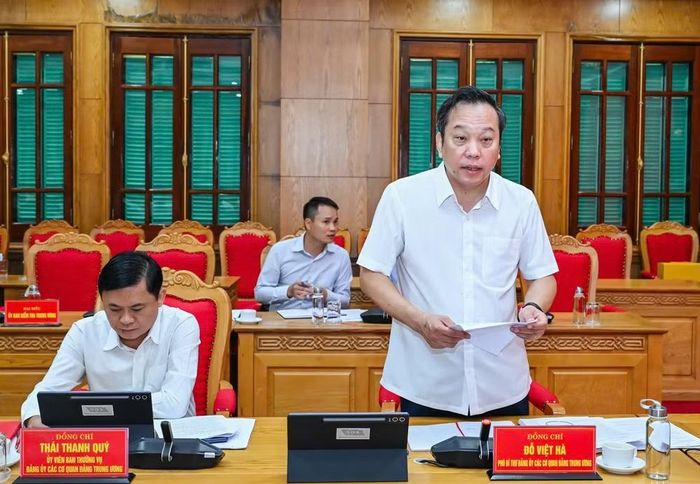Phó Bí thư chuyên trách Đảng ủy các cơ quan Đảng Trung ương Đỗ Việt Hà trình bày nội dung một số văn bản tại hội nghị. (Ảnh: DUY LINH)