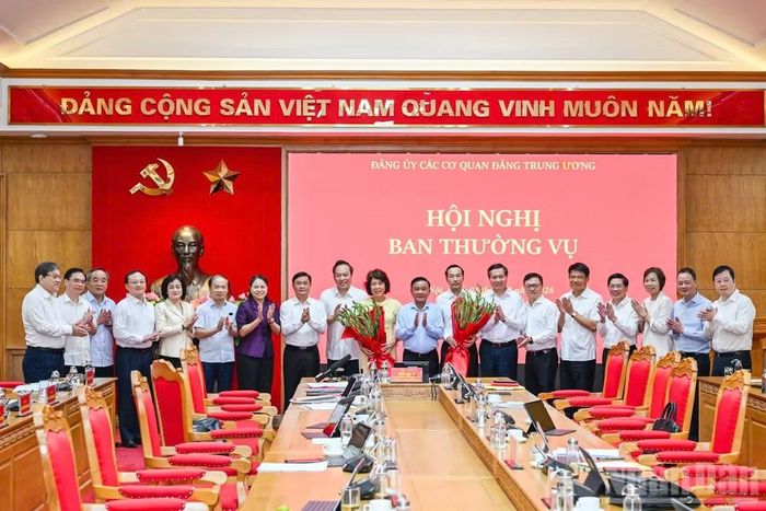 Thường trực Ban Bí thư Trần Cẩm Tú và tập thể Ban Thường vụ chúc mừng đồng chí Nguyễn Thị Hoàng Vân và Nguyễn Thanh Nhàn. (Ảnh: DUY LINH)
